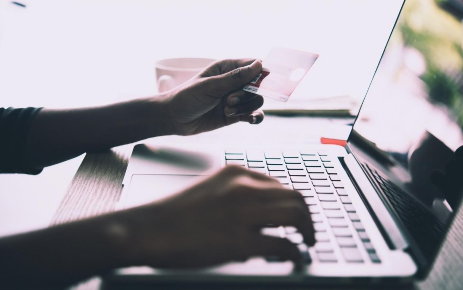 Команда студентів презентує результати проєкту з оптимізації корпоративної мережі